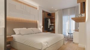 una camera da letto con un grande letto bianco e una finestra di Senator Cala Millor a Cala Millor