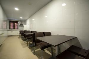 - une salle à manger avec une table et des chaises dans l'établissement Albergue Piñeiral Fonsagrada, à A Fonsagrada