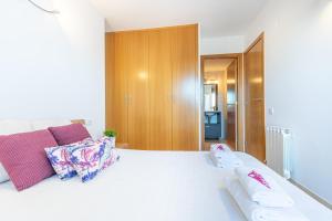 A bed or beds in a room at Apart-rent Apartment Cristall Mar 2º 0058