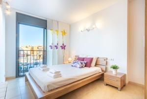 ein Schlafzimmer mit einem Bett und einem großen Fenster in der Unterkunft Apart-rent Apartment Cristall Mar 2º 0058 in Empuriabrava