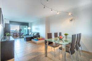 uma sala de jantar e sala de estar com mesa e cadeiras em Apart-rent Apartment Cristall Mar 2º 0058 em Empuriabrava