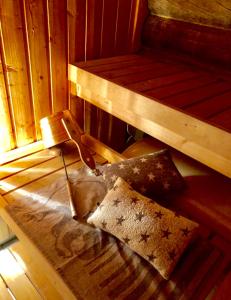 een kleine kamer met een bed en een kussen bij Villa Karhunkehto in Luosto
