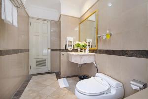 Ένα μπάνιο στο Blue Sky Pandurata Hotel Cikini +19 φωτογραφίες