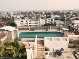 vistas a una piscina en la parte superior de un edificio en Hotel Lake Shilloi, en Dimāpur