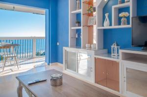 ein Wohnzimmer mit Blick auf das Meer in der Unterkunft Stay In Azul in El Campello