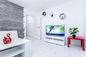 Una televisión o centro de entretenimiento en Apartments Roomer