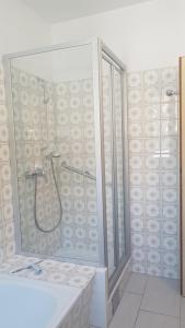 łazienka z prysznicem i umywalką w obiekcie Ferienwohnung Szöky w mieście Bad Mitterndorf +37 zdjęć