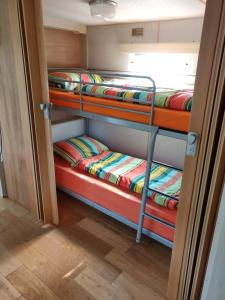 two bunk beds in a room with a window at Evenrust, gelegen nabij het Pieterpad in Coevorden