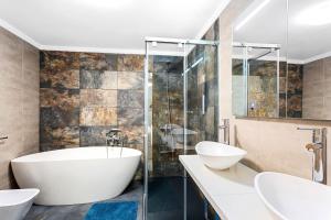 Ένα μπάνιο στο Luxury Penthouse Puerto de Mogan with great terrace and sea view +55 φωτογραφίες