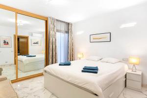 Llit o llits en una habitació de Rivera del Puerto Luxury Penthouse with great terrace and sea view