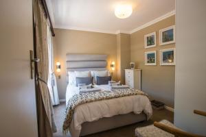 Un pat sau paturi într-o cameră la dk villas 1 Harbour View Hout Bay