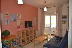 Televízia a/alebo spoločenská miestnosť v ubytovaní Apartamentos Aretusa Zahara