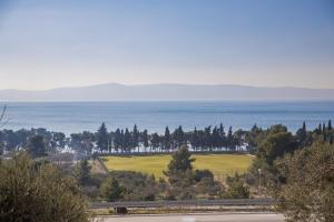 a golf course with the ocean in the background at Apartments Mate in Tučepi
