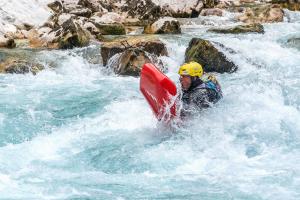 Un uomo su una zattera nelle rapide di un fiume di GRAB ethno village and camp a Šćepan-Polje