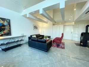 ヘリングスドルフにあるVilla Caprivi - Ferienwohnung 11 Cのリビングルーム(ソファ、赤い椅子付)