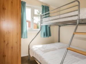 Двухъярусная кровать или двухъярусные кровати в номере Chalet 113