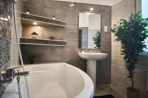 Bathroom sa F4 Design Apartment- Budapest