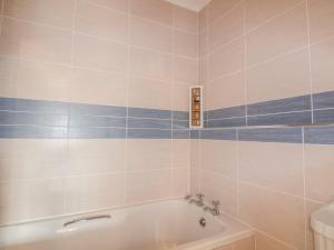 un baño con bañera y lavabo en Apartment 1, Trearren, en St. Agnes 13 fotos más