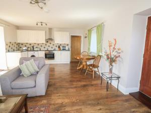 un salon avec un canapé et une table dans l'établissement Middle Barn, à Launceston