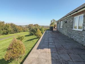 une passerelle menant à une maison avec un mur en pierre dans l'établissement Middle Barn, à Launceston 15 autres photos