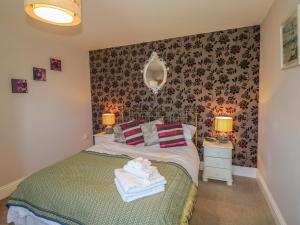 une chambre avec un lit avec des serviettes dessus dans l'établissement Middle Barn, à Launceston