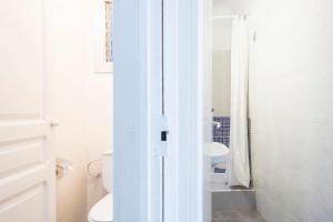Un baño blanco con inodoro y lavabo. en Apartamento Sant Gervasi, en Barcelona 13 fotos más