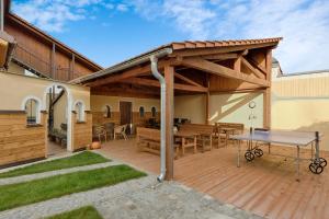 un patio de madera con una mesa y una mesa. en Romance Ubytování, en Jindřichův Hradec