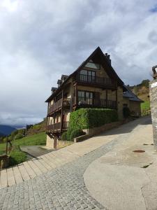 una grande casa in legno in cima a una collina di VILAC 2 a Vilac