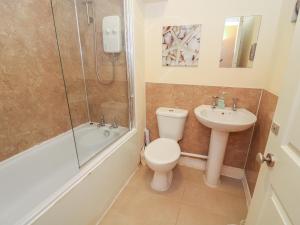 Bilik mandi di Laurel Bank Cottage +19 gambar