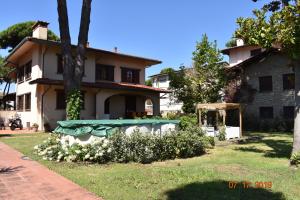a house with a picnic table in the yard at Villa Gabry e Villa Fiorita in Camaiore