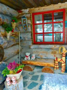 uma cabina de madeira com uma janela e um banco em Villa Karhuntähti em Luosto