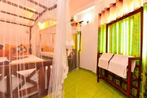 Postel nebo postele na pokoji v ubytování Peacock Beach Hotel Unawatuna