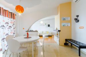 sala de estar con mesa blanca y sillas en Apartments Flor de Lis en Podstrana