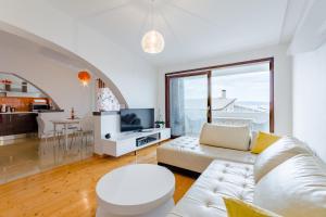 Televízia a/alebo spoločenská miestnosť v ubytovaní Apartments Flor de Lis