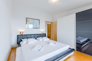 En eller flere senge i et værelse på Apartments Flor de Lis