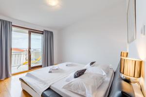 Posteľ alebo postele v izbe v ubytovaní Apartments Flor de Lis