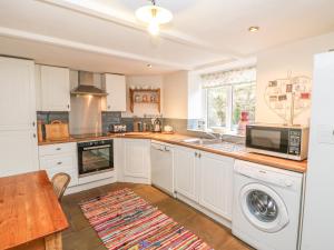 A kitchen or kitchenette at Hoodgill Barn