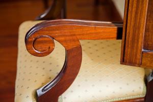 un primo piano di un sedile di legno di una sedia di Haras Aritza a Ojedo