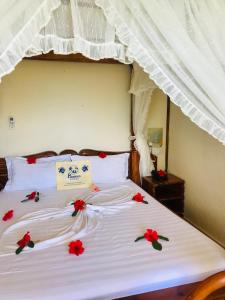 Łóżko lub łóżka w pokoju w obiekcie Patatran Village Hotel