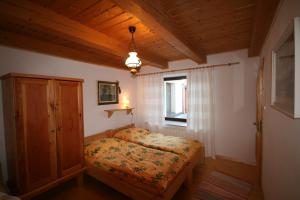 niewielka sypialnia z łóżkiem i oknem w obiekcie Ubytovanie MARTINKA w Popradzie