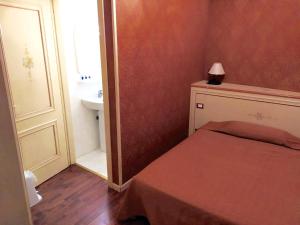 Un ou plusieurs lits dans un hébergement de l'établissement Hotel Conterie