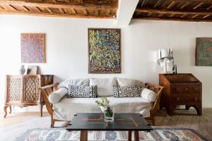 A seating area at Classic and chic apartments in Trastevere