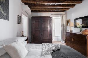 A bed or beds in a room at Classic and chic apartments in Trastevere