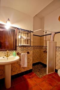 un baño con lavabo y ducha en CASA VENECIA, en Galaroza