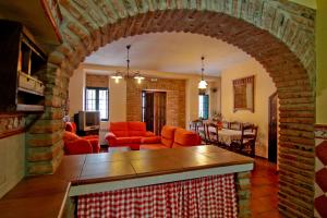 sala de estar con pared de ladrillo y sala de estar con muebles de color naranja. en CASA VENECIA, en Galaroza