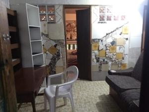 salon z biurkiem i krzesłem w obiekcie Residentour w mieście Porto Alegre