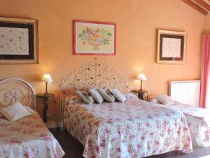 a bedroom with two beds and two lamps at Casale Fedele Family Relax B&B Vicino al Borgo in Ronciglione
