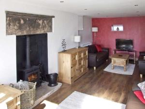 a living room with a couch and a fireplace at New Cottage Farm in Flash