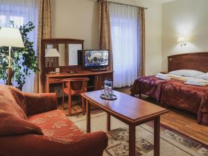 Televízia a/alebo spoločenská miestnosť v ubytovaní Hotel Restauracja Caspar