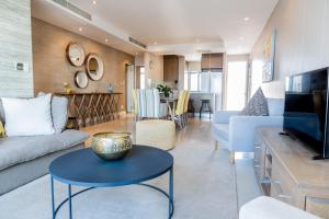 Μια τηλεόραση ή/και κέντρο ψυχαγωγίας στο Spectacular Sea View Apartment 257 Eden on The Bay, Blouberg, Cape Town